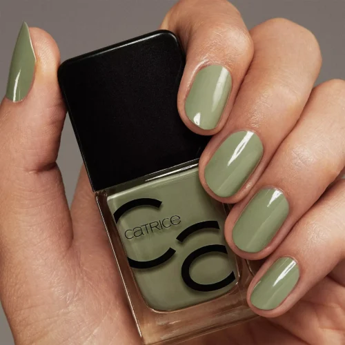 aplicat pe unghii catrice Lac pentru unghii ICONails 124 - Believe In Jade