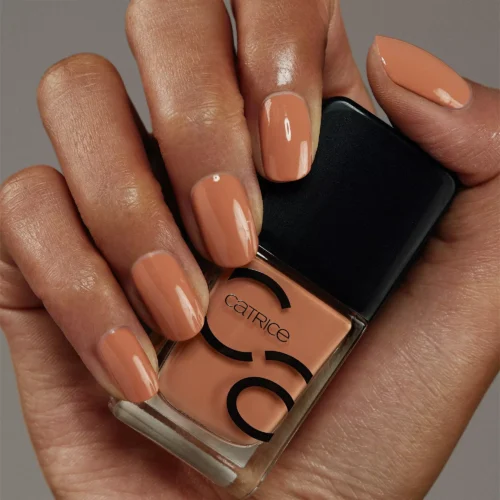 aplicat pe unghii catrice Lac pentru unghii ICONails 125 - Toffee Dreams