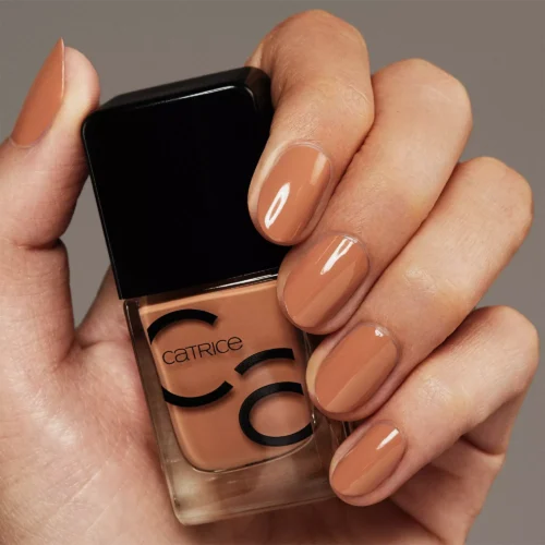 aplicat pe unghii catrice Lac pentru unghii ICONails 125 - Toffee Dreams
