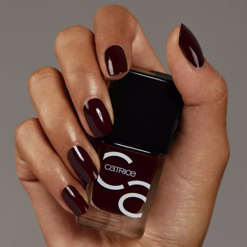 aplicat pe unghii catrice Lac pentru unghii ICONails 127 - Partner In Wine