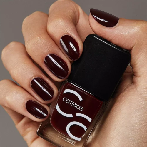 aplicat pe unghii catrice Lac pentru unghii ICONails 127 - Partner In Wine
