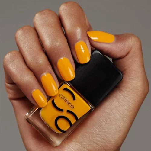 aplicat pe unghii catrice Lac pentru unghii ICONails 129 - Bee Mine