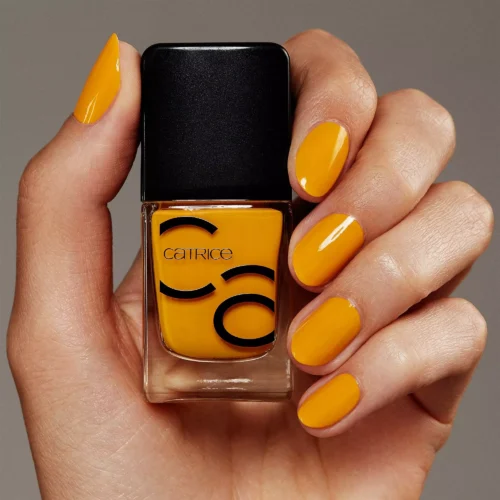 aplicat pe unghii catrice Lac pentru unghii ICONails 129 - Bee Mine