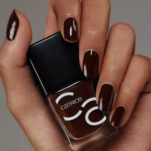 aplicat pe unghii catrice Lac pentru unghii ICONails 131 - ESPRESSOly Great