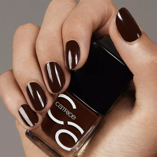 aplicat pe unghii catrice Lac pentru unghii ICONails 131 - ESPRESSOly Great