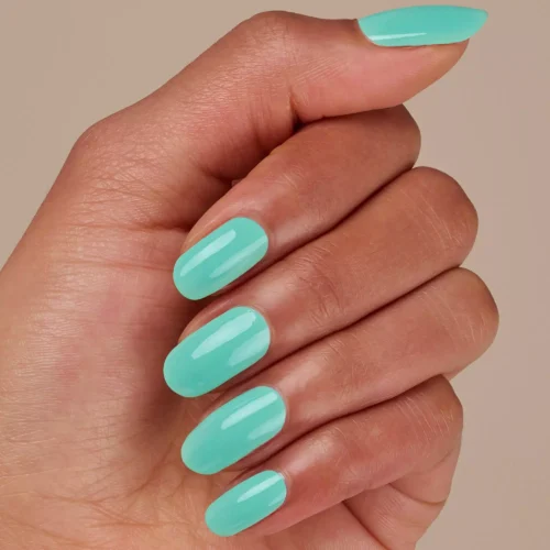 aplicat pe unghii catrice Lac pentru unghii ICONails 145 - EncourageMINT