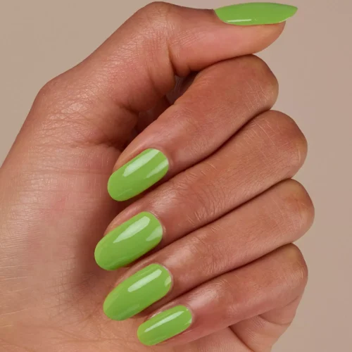 aplicat pe unghii catrice Lac pentru unghii ICONails 150 - Iced Matcha Latte