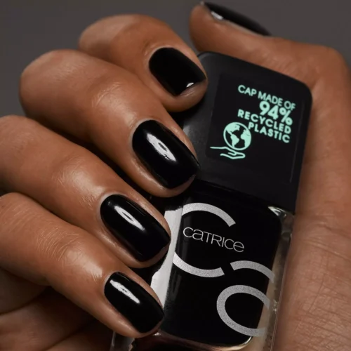 aplicat pe unghii catrice Lac pentru unghii ICONails 20 - Black To The Routes