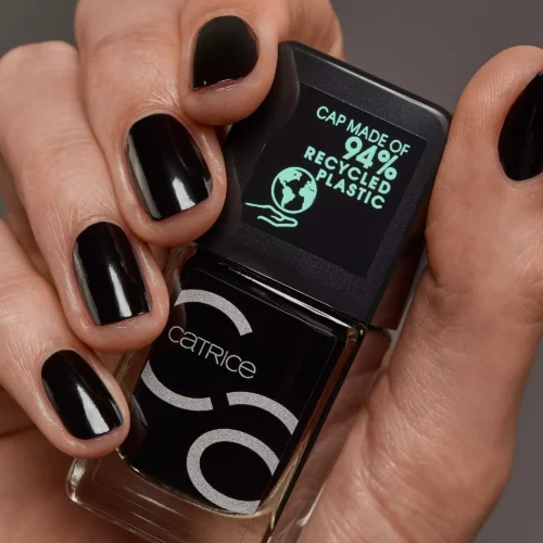 aplicat pe unghii catrice Lac pentru unghii ICONails 20 - Black To The Routes
