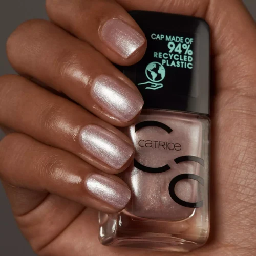 aplicat pe unghii catrice Lac pentru unghii ICONails 51 - Easy Pink, Easy Go