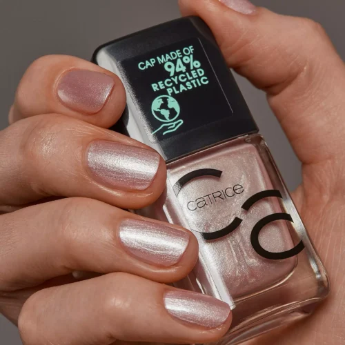 aplicat pe unghii catrice Lac pentru unghii ICONails 51 - Easy Pink, Easy Go
