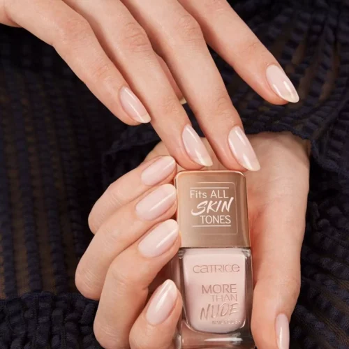 aplicat pe unghii catrice Lac pentru unghii More Than Nude 06 - Roses Are Rosy