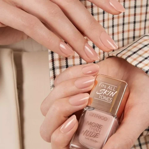 aplicat pe unghii catrice Lac pentru unghii More Than Nude 07 - Nudie Beautie