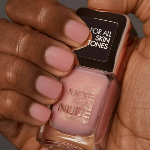 aplicat pe unghii catrice Lac pentru unghii More Than Nude 12 - Glowing Rose