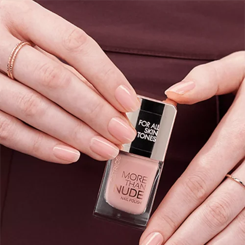 aplicat pe unghii catrice Lac pentru unghii More Than Nude 12 - Glowing Rose