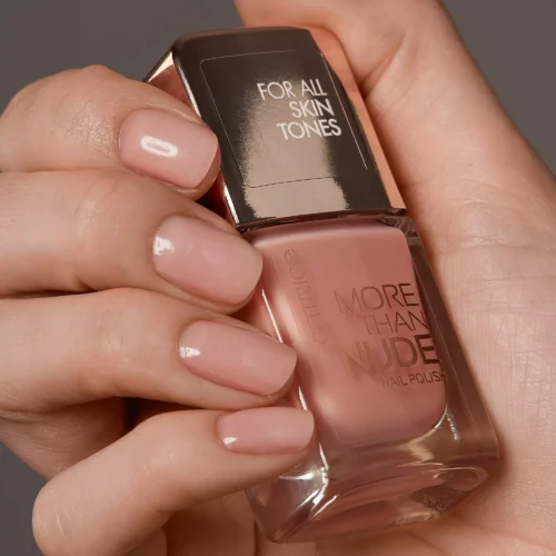 aplicat pe unghii catrice Lac pentru unghii More Than Nude 15 - Peach For The Stars