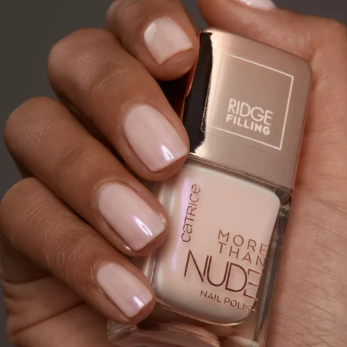 aplicat pe unghii catrice Lac pentru unghii More Than Nude 16 - Hopelessly Romantic