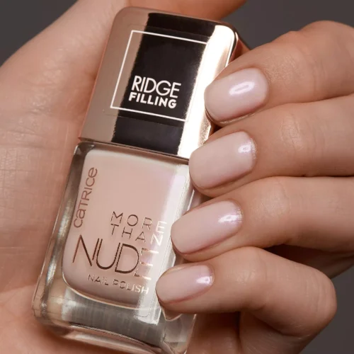 aplicat pe unghii catrice Lac pentru unghii More Than Nude 16 - Hopelessly Romantic