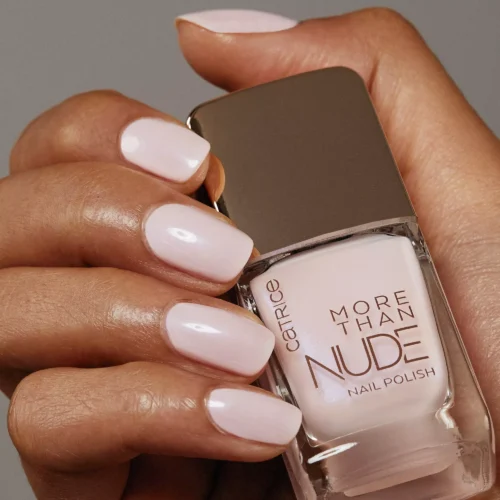 aplicat pe unghii catrice Lac pentru unghii More Than Nude 17 - Meet Me At The BARre