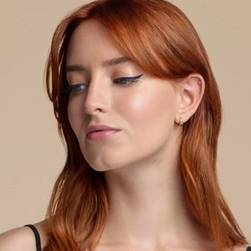 model machiat cu catrice Paleta Holiday Skin Bronze & Glow