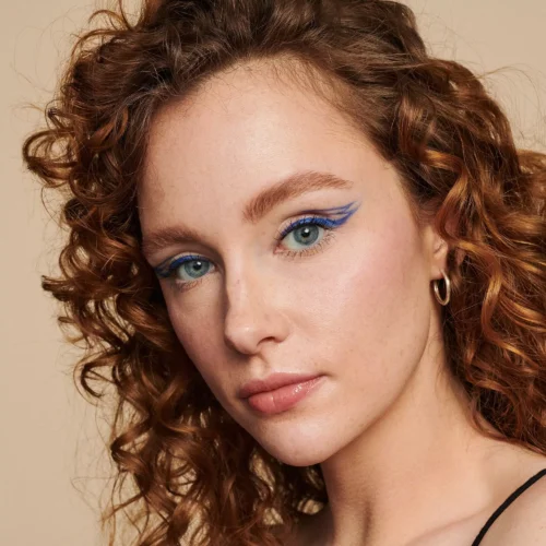 model machiat cu catrice Pudră All Matt Plus Shine Control 002 - Banana Bright