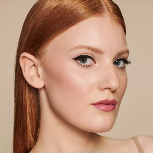 model machiat cu catrice Pudra iluminatoare More Than Glow 010 - Ultimate Platinum Glaze