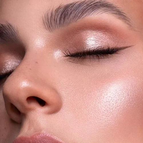 model machiat cu catrice Pudra iluminatoare More Than Glow 020 - Supreme Rose Beam