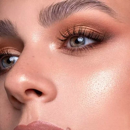 model machiat cu catrice Pudra iluminatoare More Than Glow 030 - Beyond Golden Glow