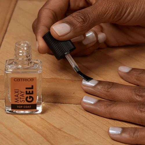 aplicat pe unghii catrice Top coat Maxi Stay Gel