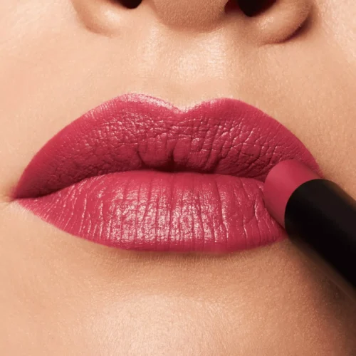 Essence Ruj rezistent THE slim STICK 105 - Velvet Punch, 1,7g