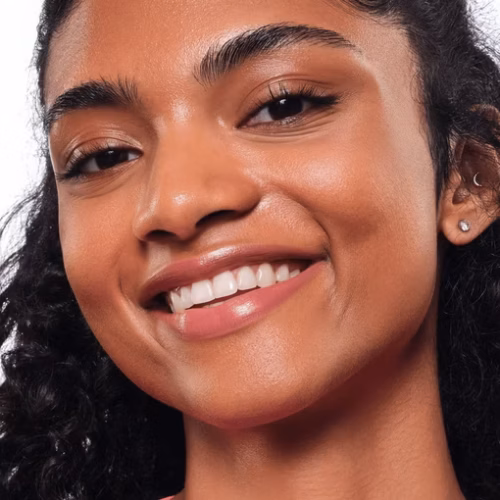 Essence ruj strălucitor satin GLOW 01 - Whole Latte Love