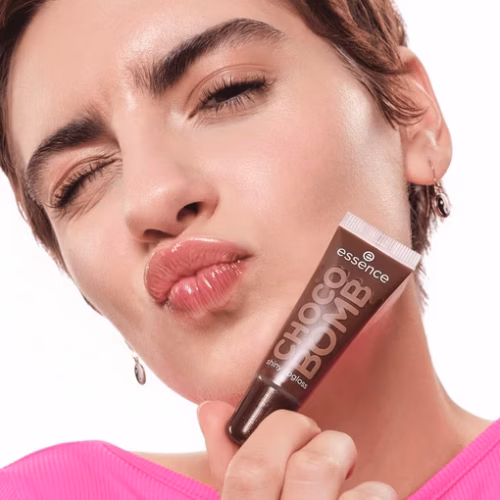 Essence Luciu pentru buze CHOCO BOMB 01 Chocoholic!
